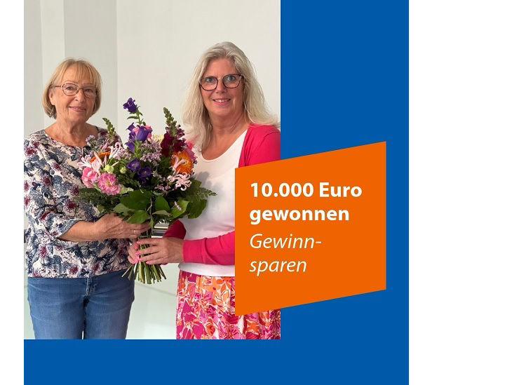 Zwei Frauen halten gemeinsam einen Blumenstrauß; mit dem Text "10.000 Euro gewonnen - Gewinnsparen"