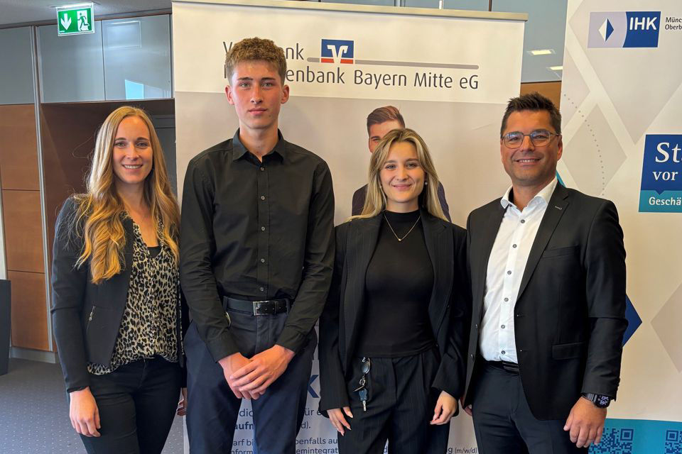 Ausbildungsleiterin Sandra Widmann, Azubi Kevin Rixner, Azubi Elisa Weinert, Vorstand Andreas Streb