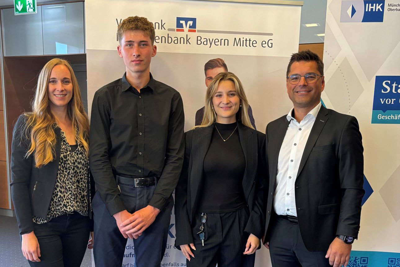 Ausbildungsleiterin Sandra Widmann, Azubi Kevin Rixner, Azubi Elisa Weinert, Vorstandsvorsitzender Andreas Streb