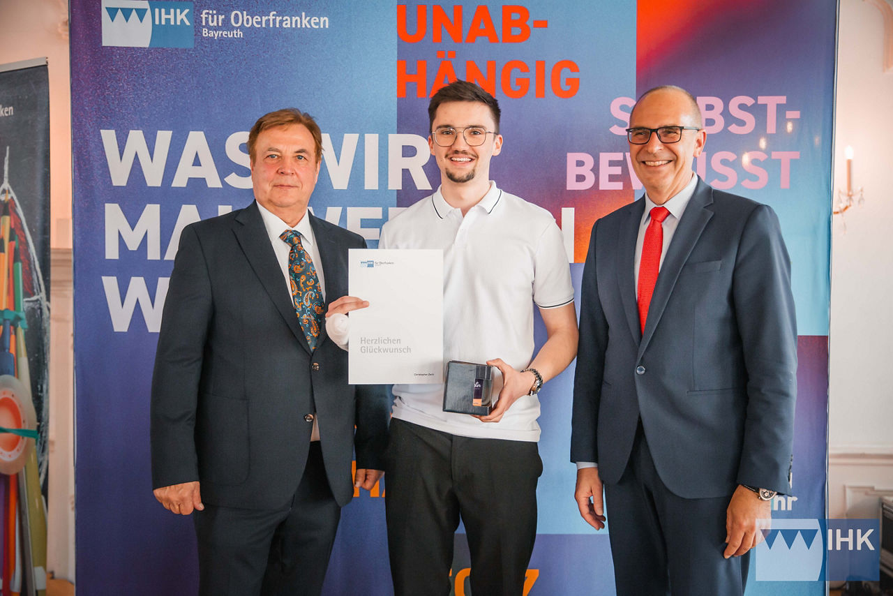 IHK Zeugnisübergabe Auszubildende 202 Ehrung Christopher Zech