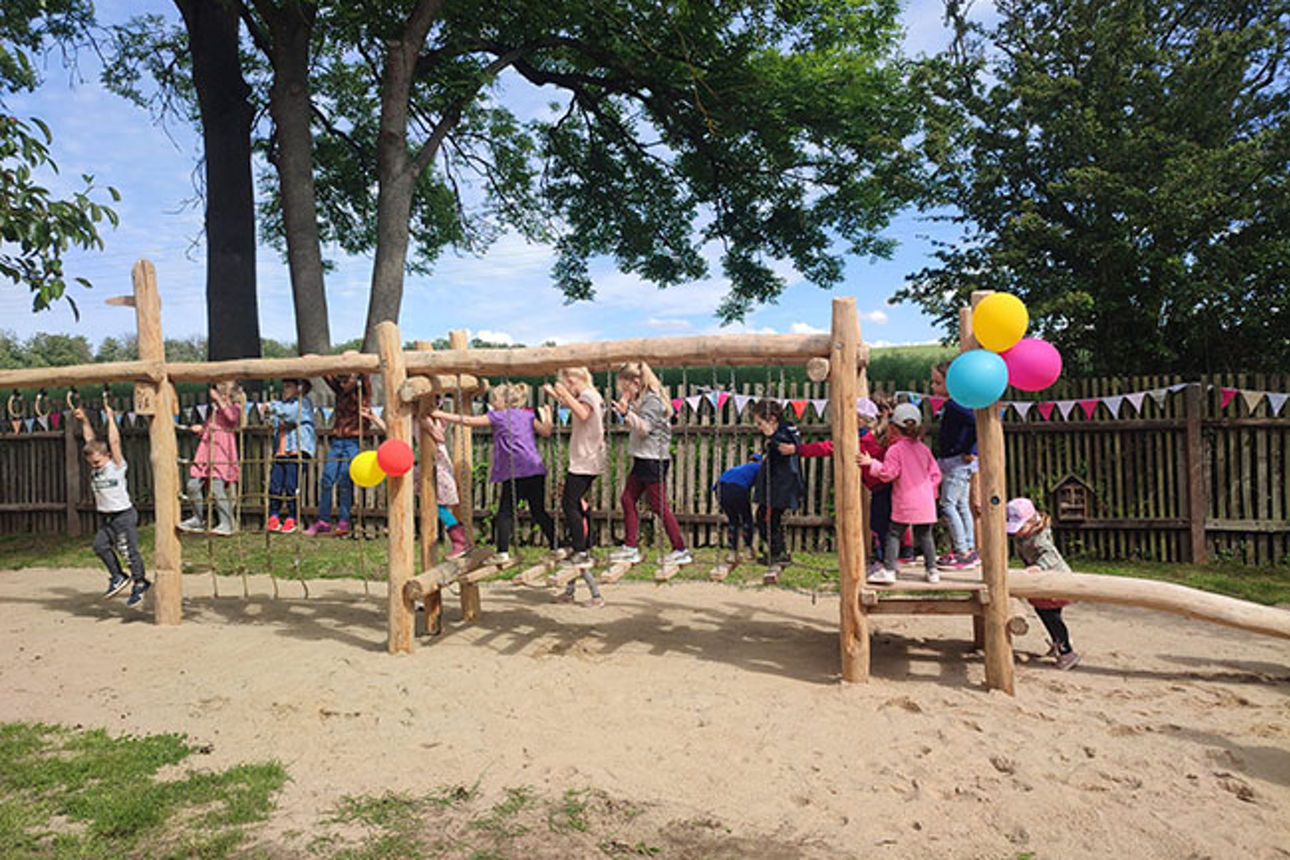 Spielende Kinder im Kinderpark