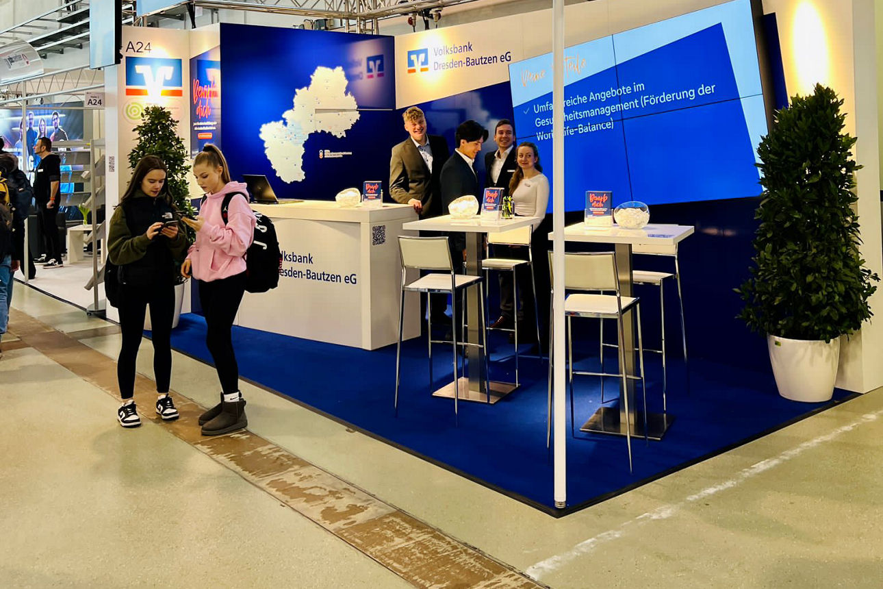Messestand der Volksbank Dresden-Bautzen und Mitarbeiter