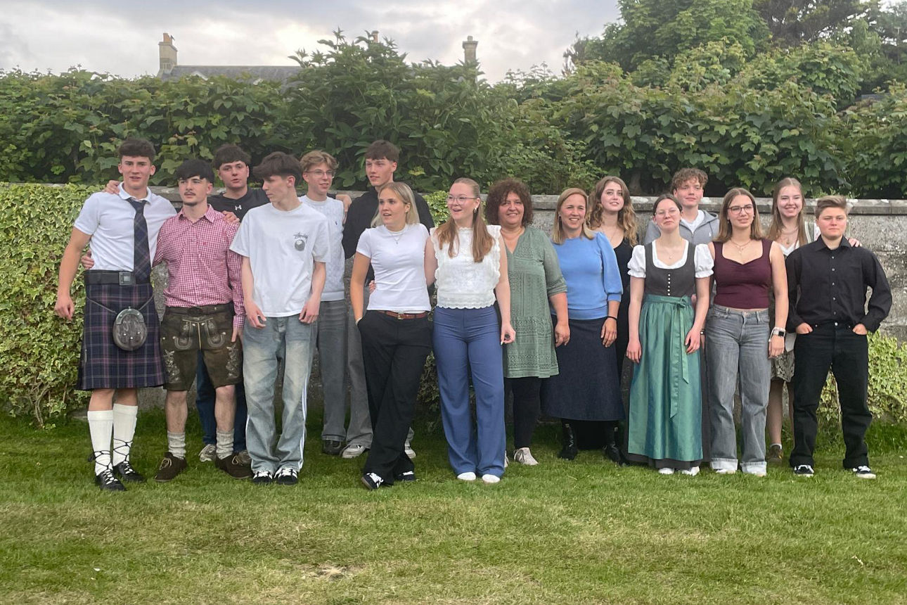 Gruppenfoto von Schülern auf einer Wiese
