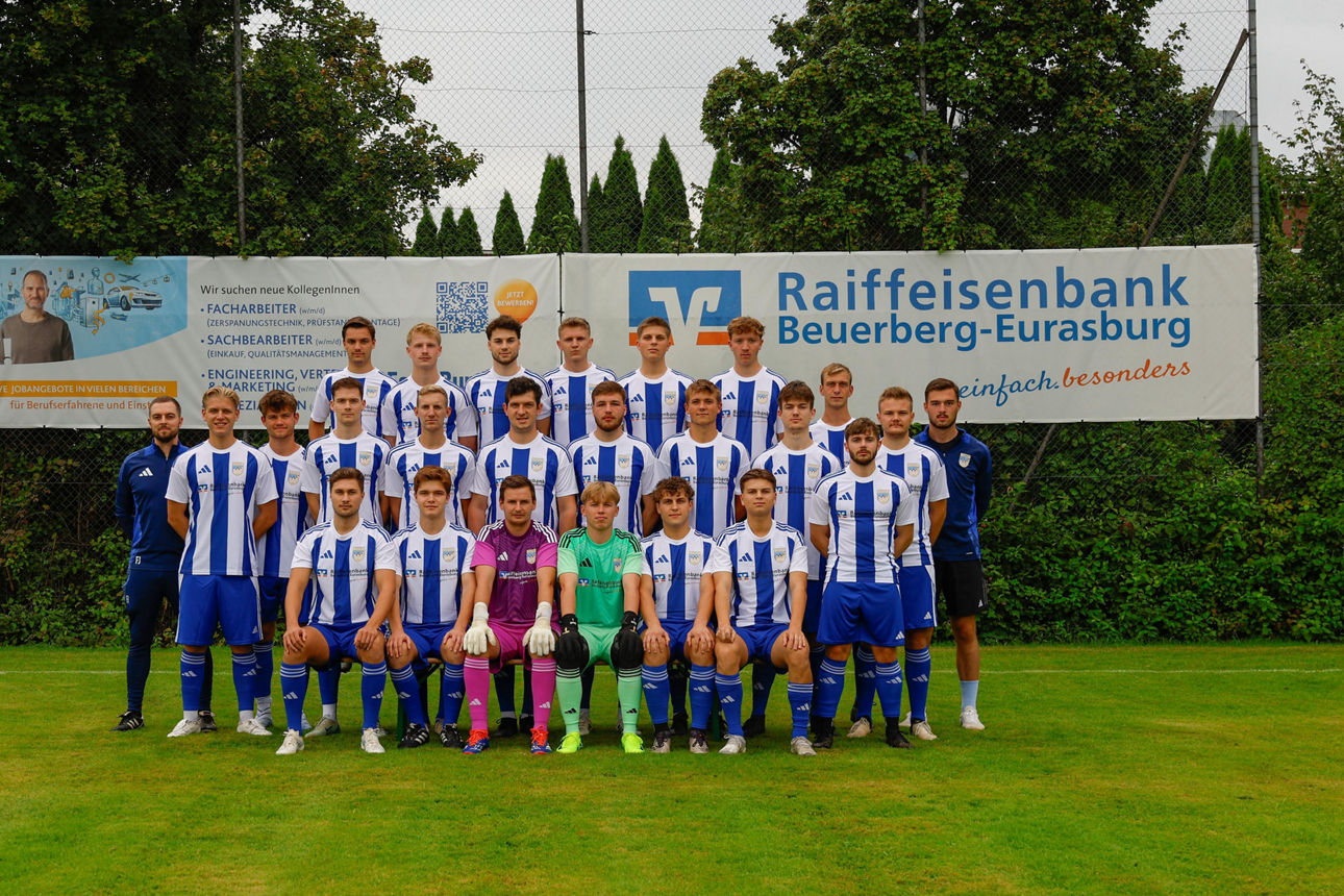 Die Fußball Mannschaft auf dem Spielfeld.