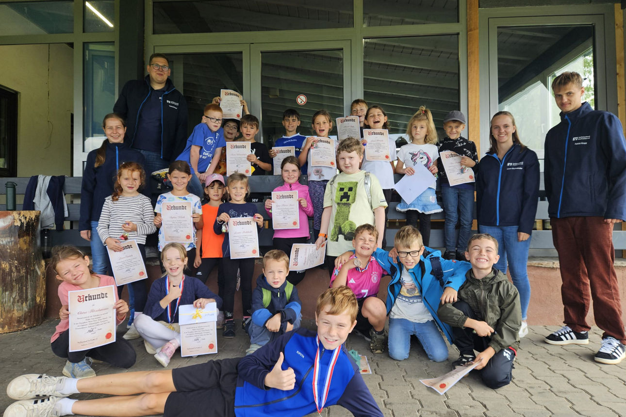Kinder und der Jugendmarkt freuen sich über die Teilnahmeurkunden