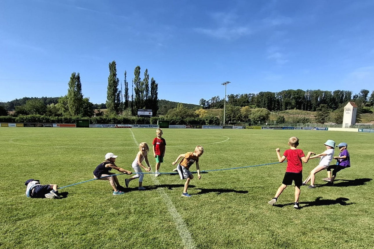 Kinder spielen auf einem Fußballplatz