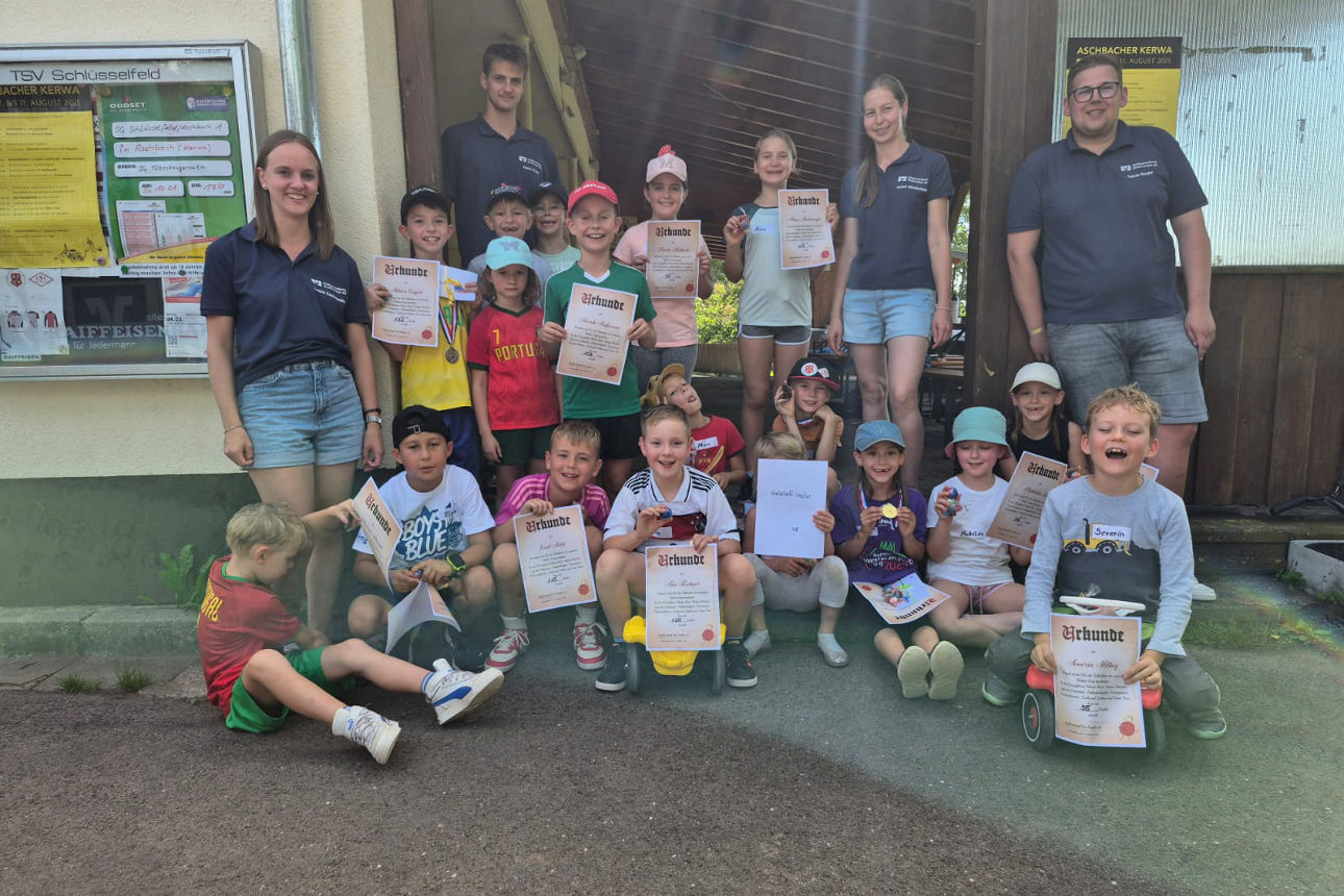 Kinder und der Jugendmarkt strahlen mit Teilnehmerurkunden in der Hand