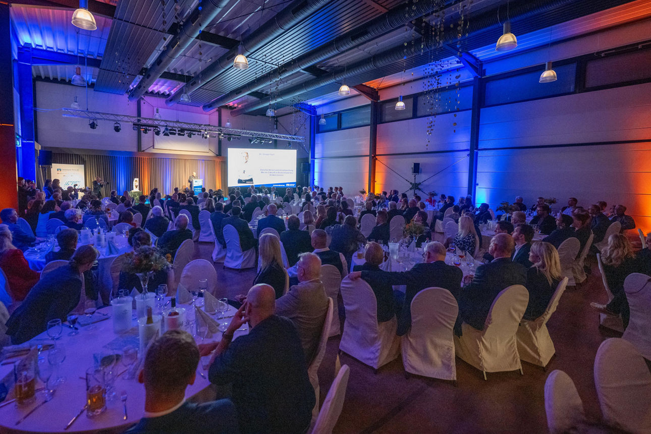 Knapp 200 Gäste folgten der Einladung in die Bogensporthalle in Lohmen