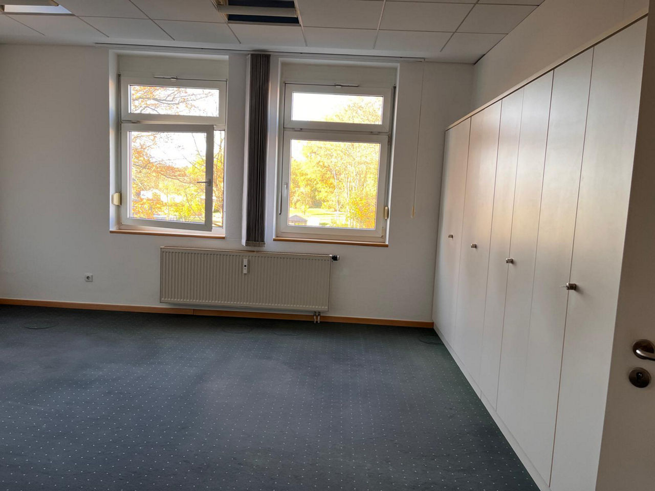 Büroraum mit Schränken