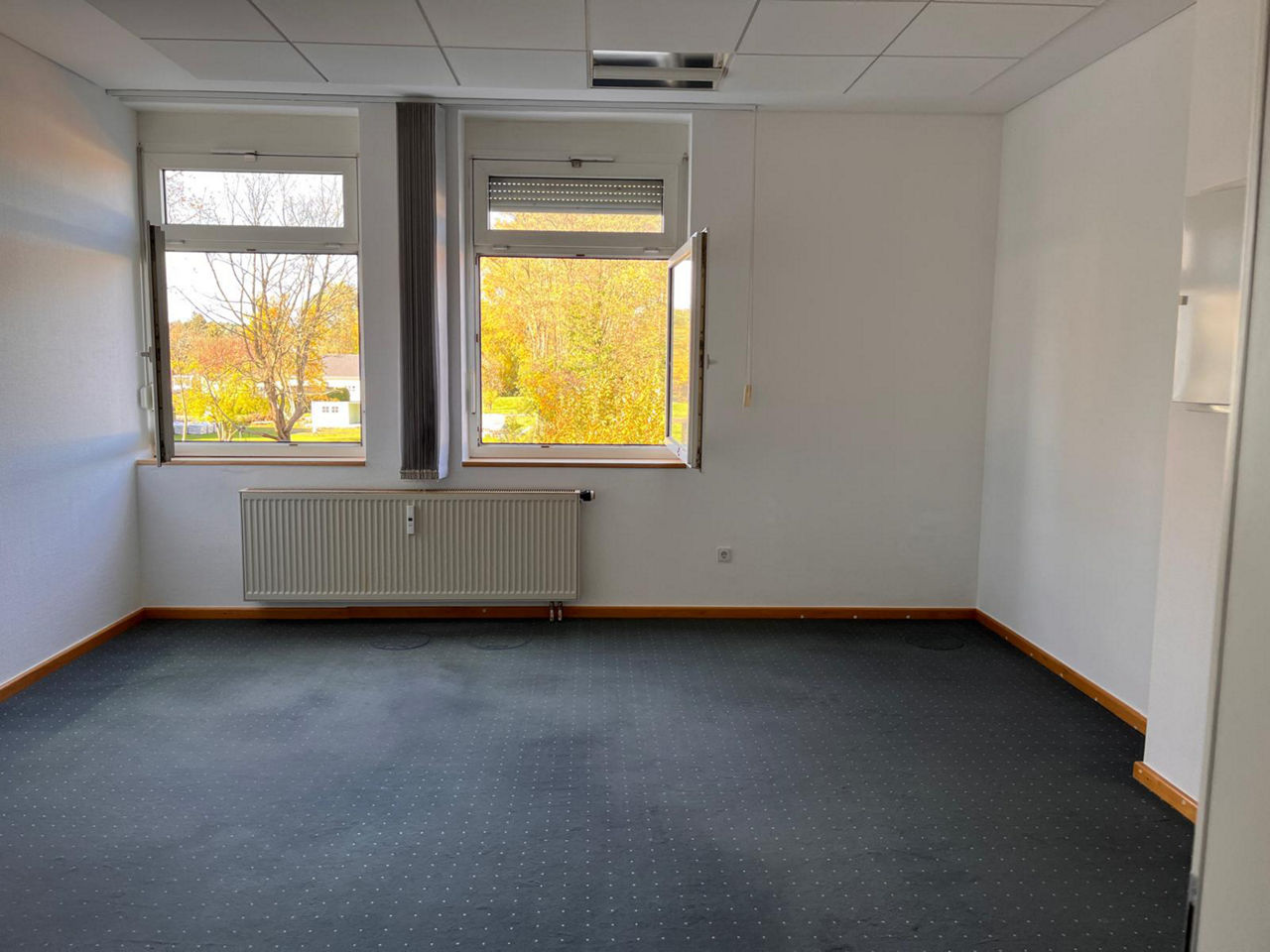 Büroraum mit 2 Fenstern