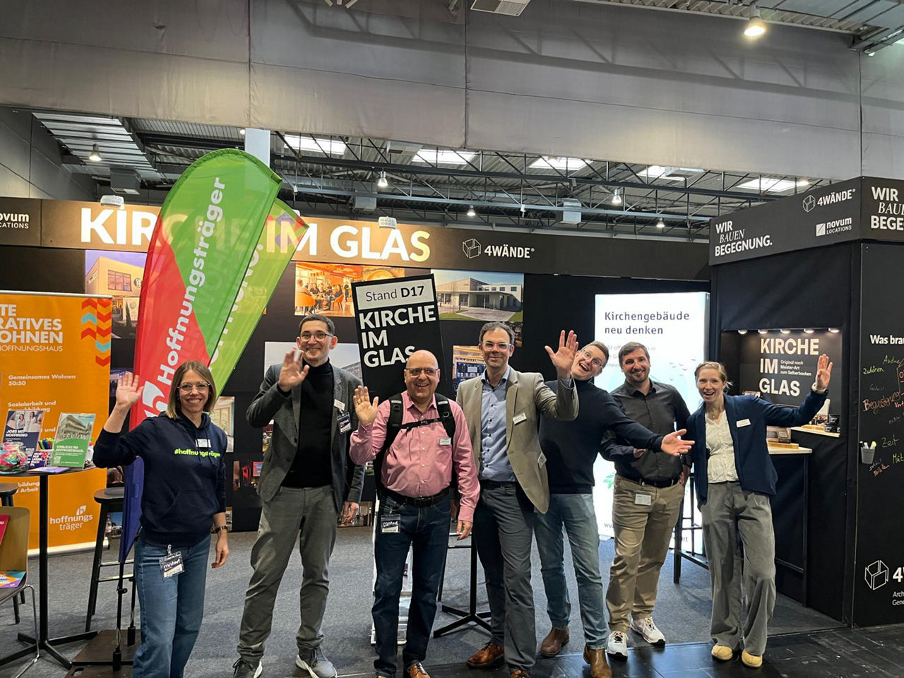 Eine Gruppe von Menschen auf der Messe