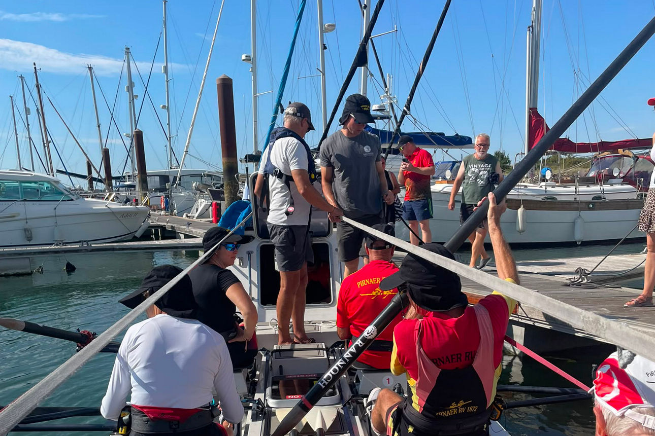 Die Rudermannschaft trainiert im Hochsee-Ruderboot.