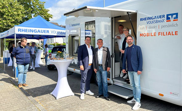 Es sind mehrere Personen vor der mobilen Filiale zu sehen
