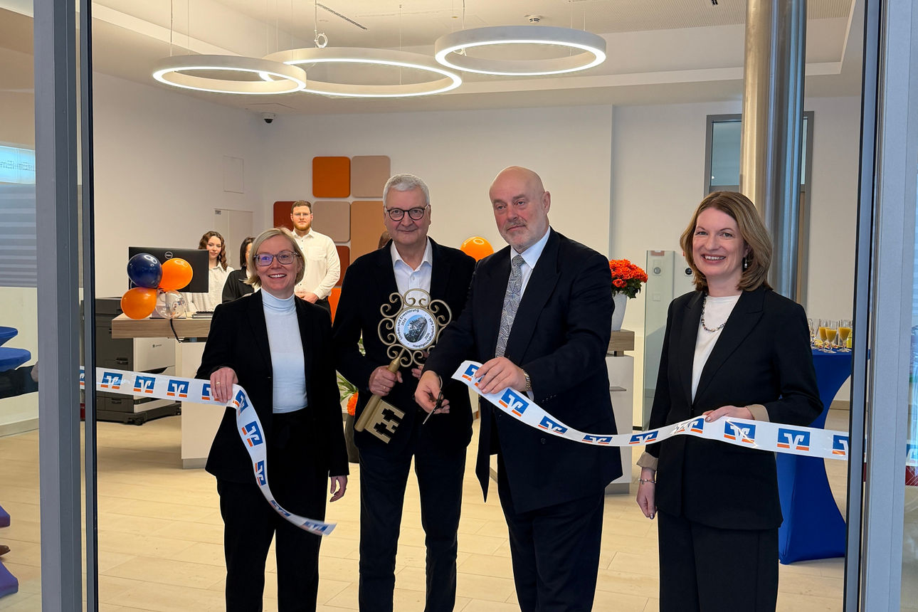 Zerschneiden des Bandes zur Eröffnung der FIliale mit Vorstand und Architekt