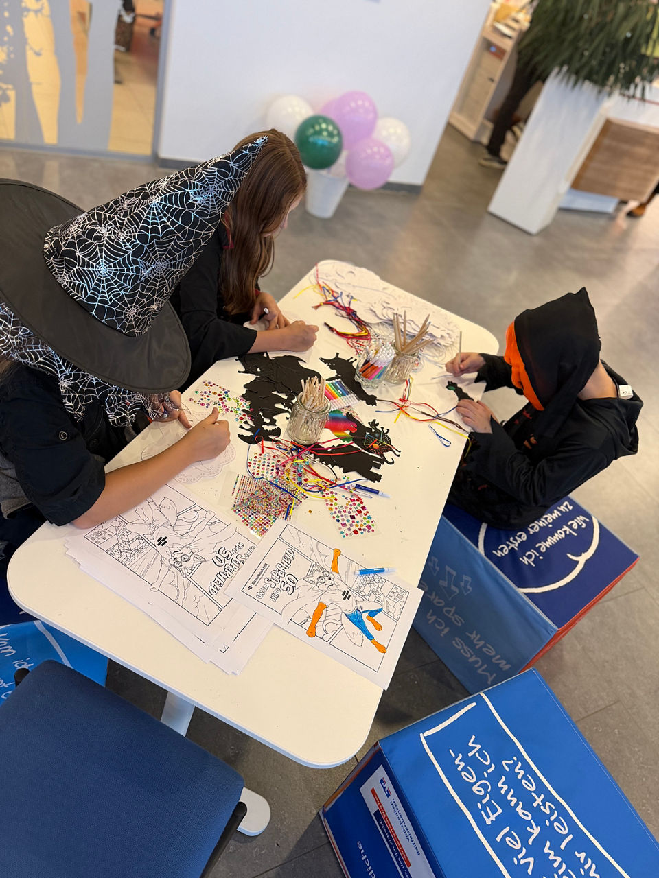 Kinder sitzen um einen Tisch