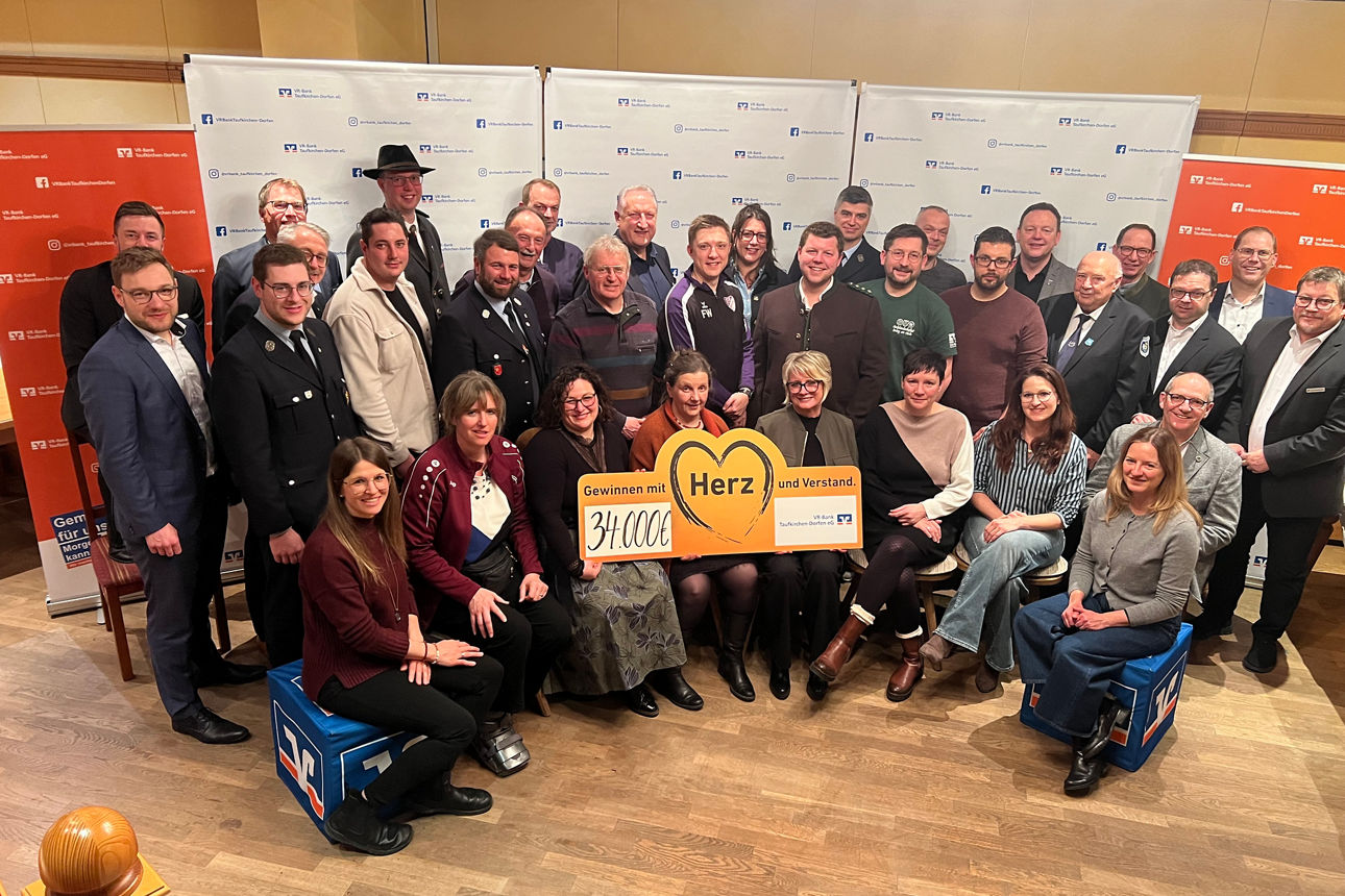 Gruppenbild der Gewinnsparveranstaltung im Bereich Fraunberg mit Holzland