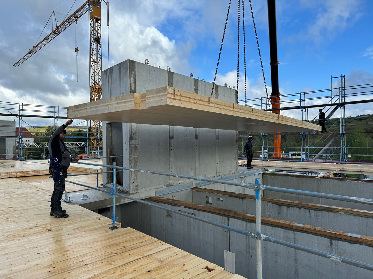 Große Holzbretter werden angehoben