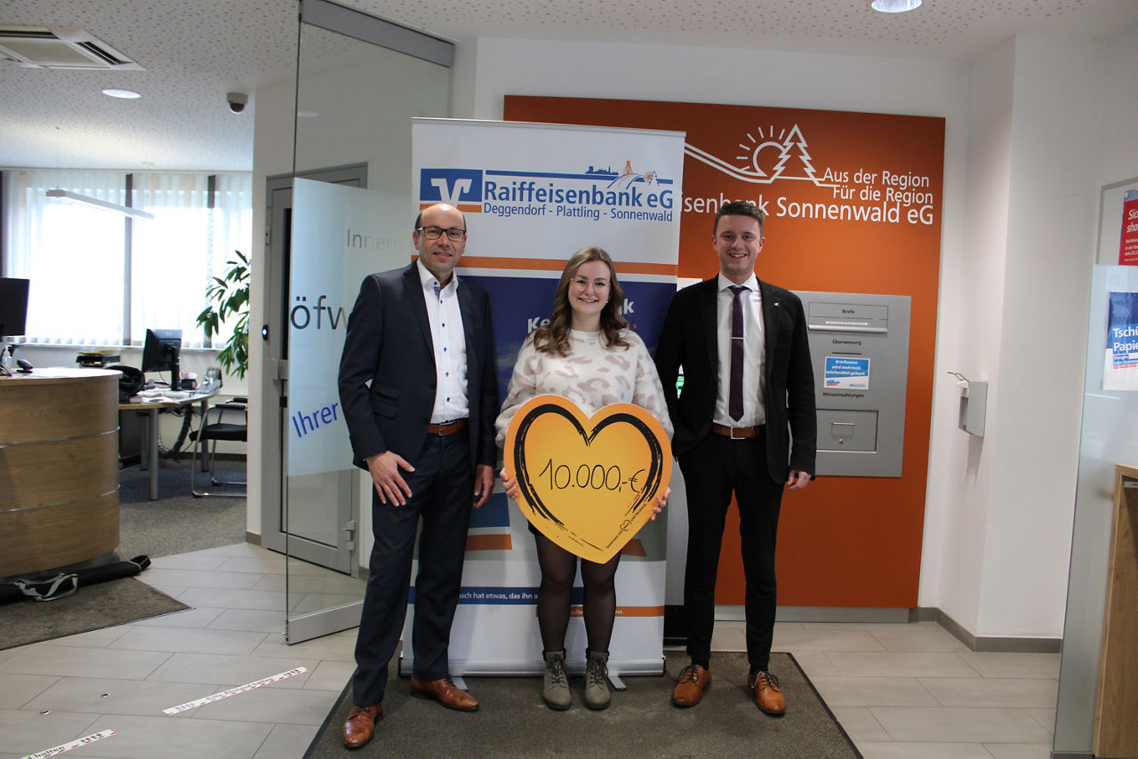 Gewinnübergabe in Höhe von 10.000€