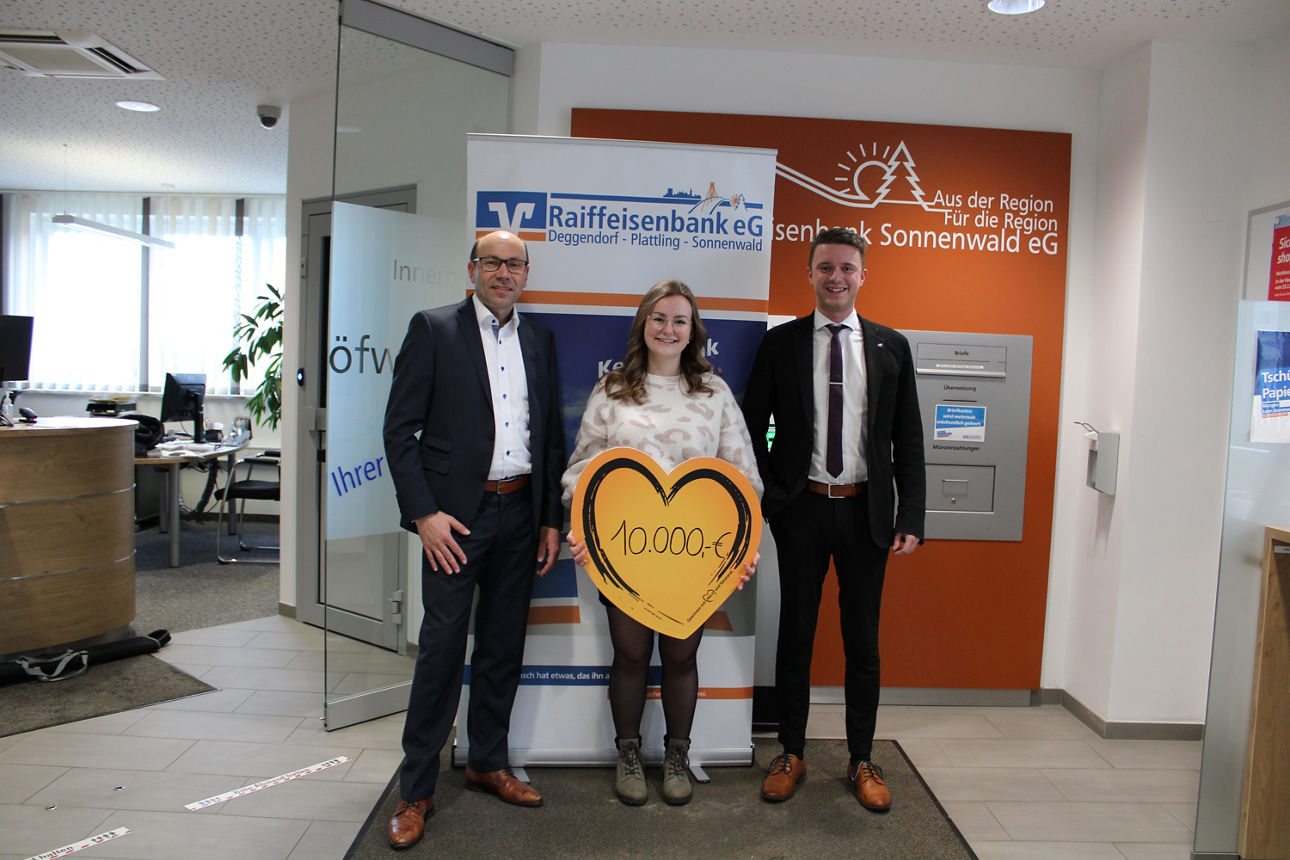Gewinnübergabe in Höhe von 10.000€