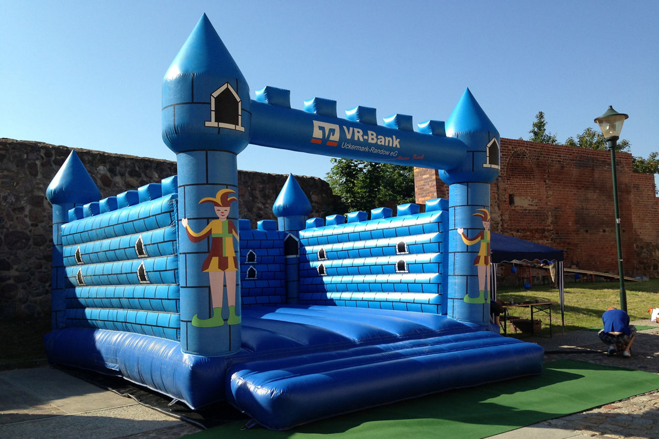 das Bild zeigt eine blaue Hüpfburg mit dem Logo der VR-Bank Uckermark-Randow eG