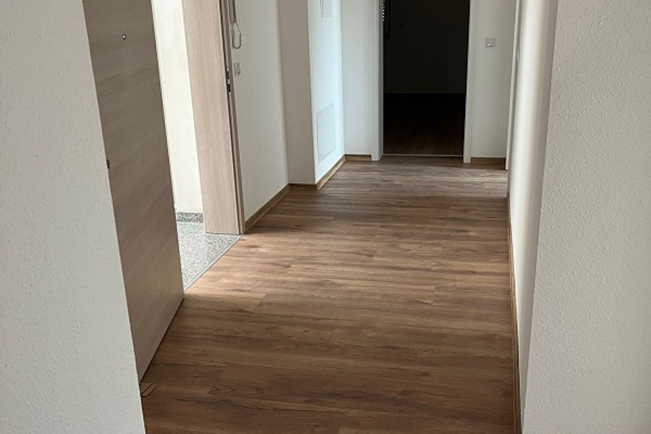 Die Diele der Wohnung mit Blick auf den Wohnungseingang