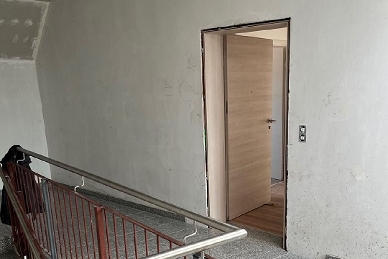 Blick vom Treppenhaus auf den Wohnungseingang