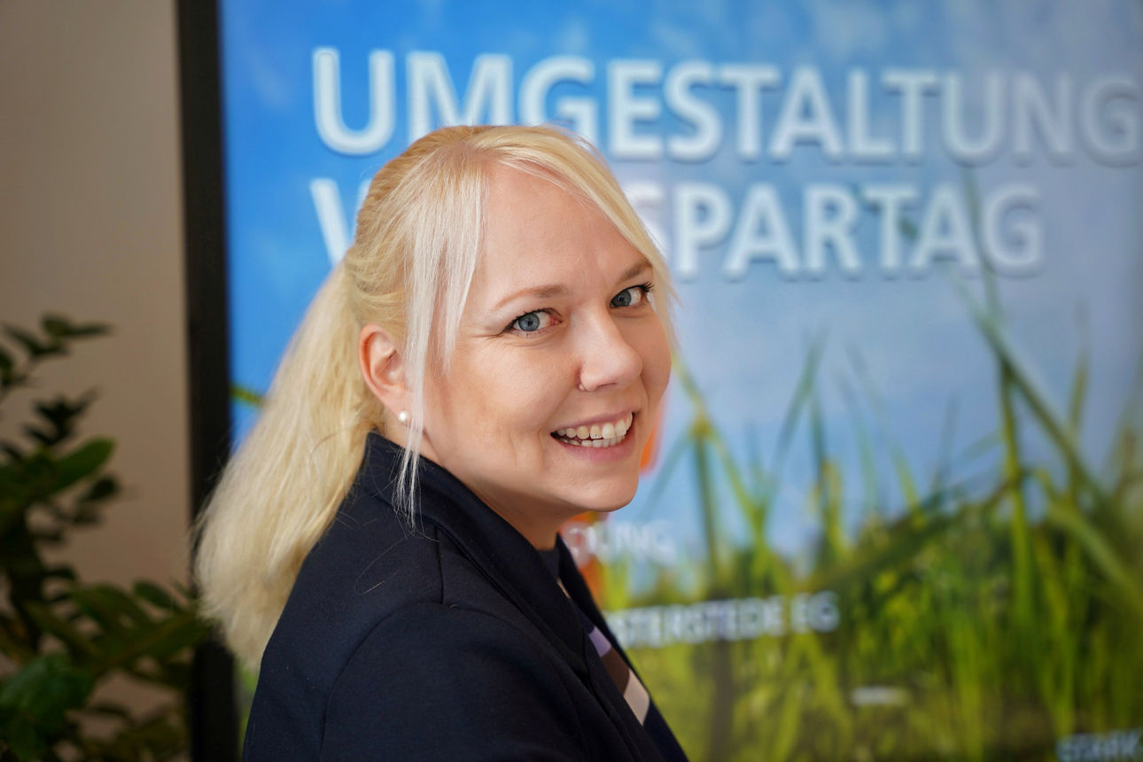 Unsere Personalverantwortliche vor einem Monitor