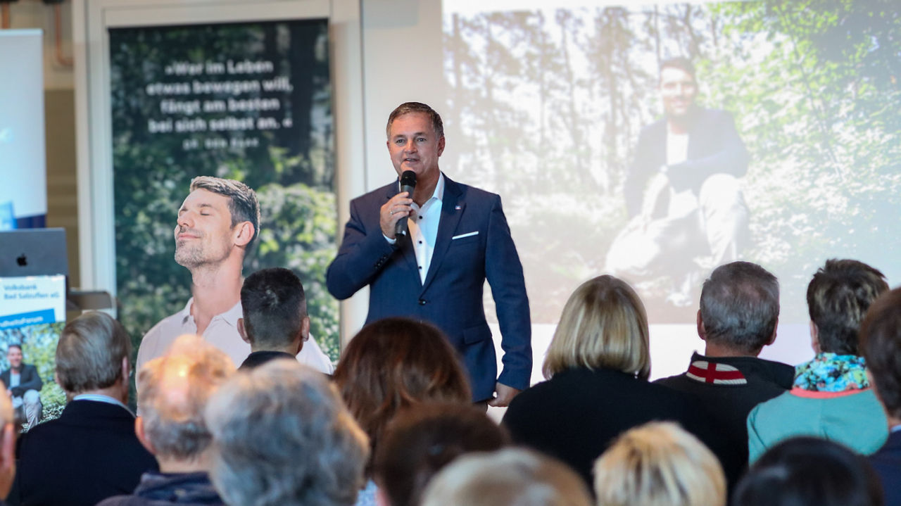 Matthias Kruse hält Eröffnungsrede vor Publikum
