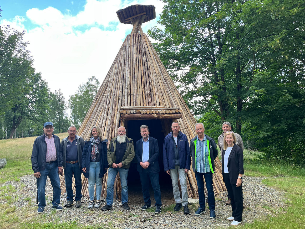 Personen vor der Heinrich-Hagen-Köte in Wolfshagen