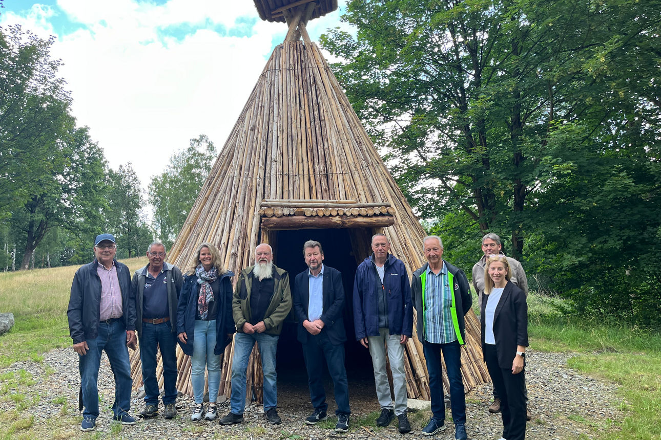 Personen vor der Heinrich-Hagen-Köte in Wolfshagen