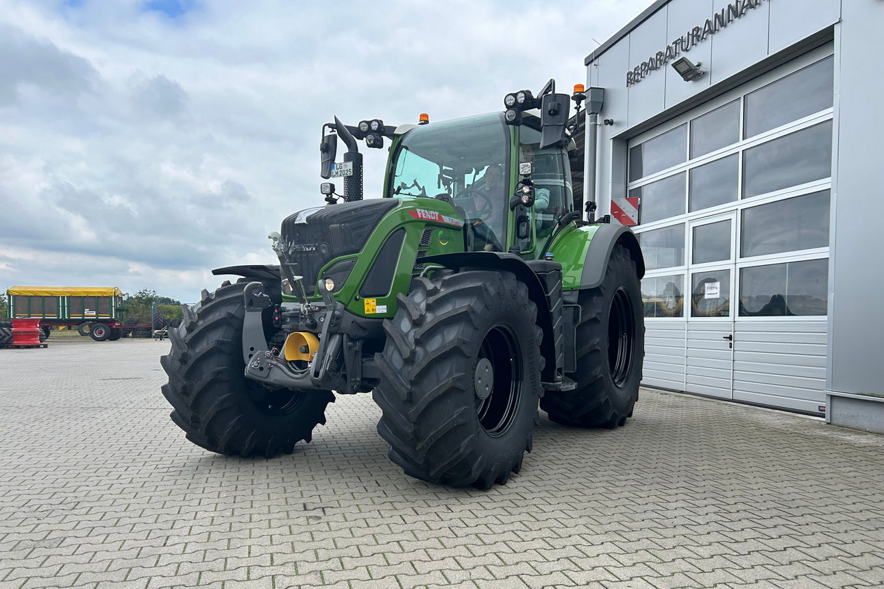 Lukas Leon Müller auf einem Traktor