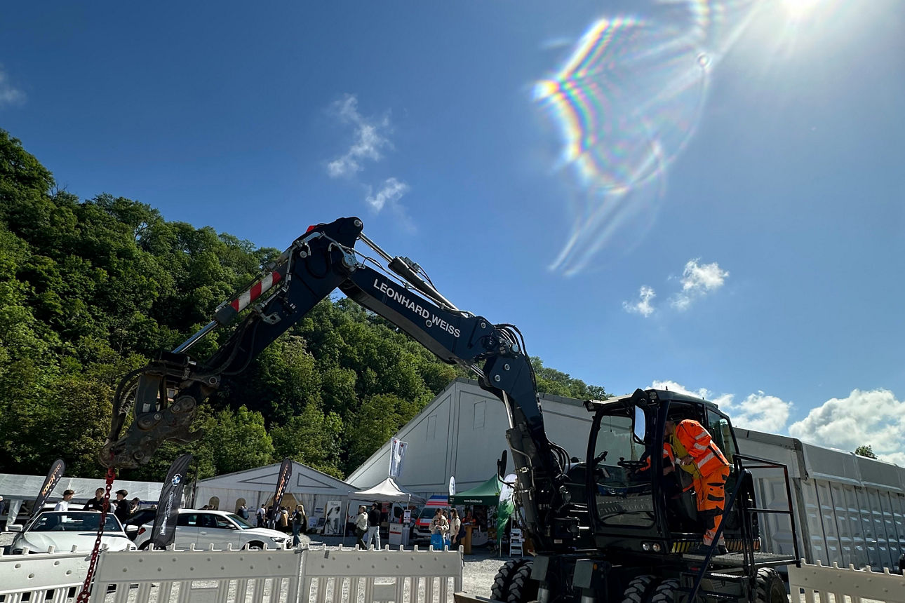 Ein Bagger der mit einem Bauzaun abgetrennt ist.