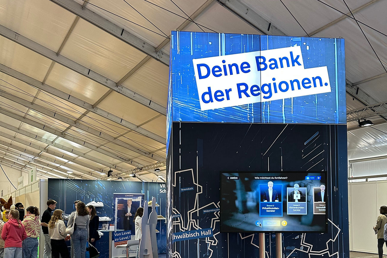 Ein blauer Messestand mit der Aufschrift "Deine Bank der Regionen."