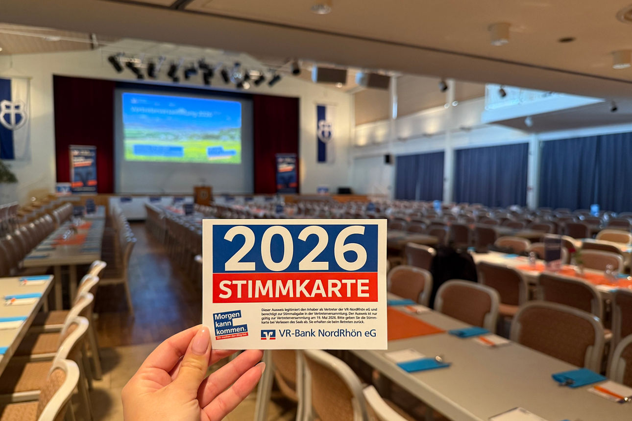 Vertreter heben die Stimmkarte hoch