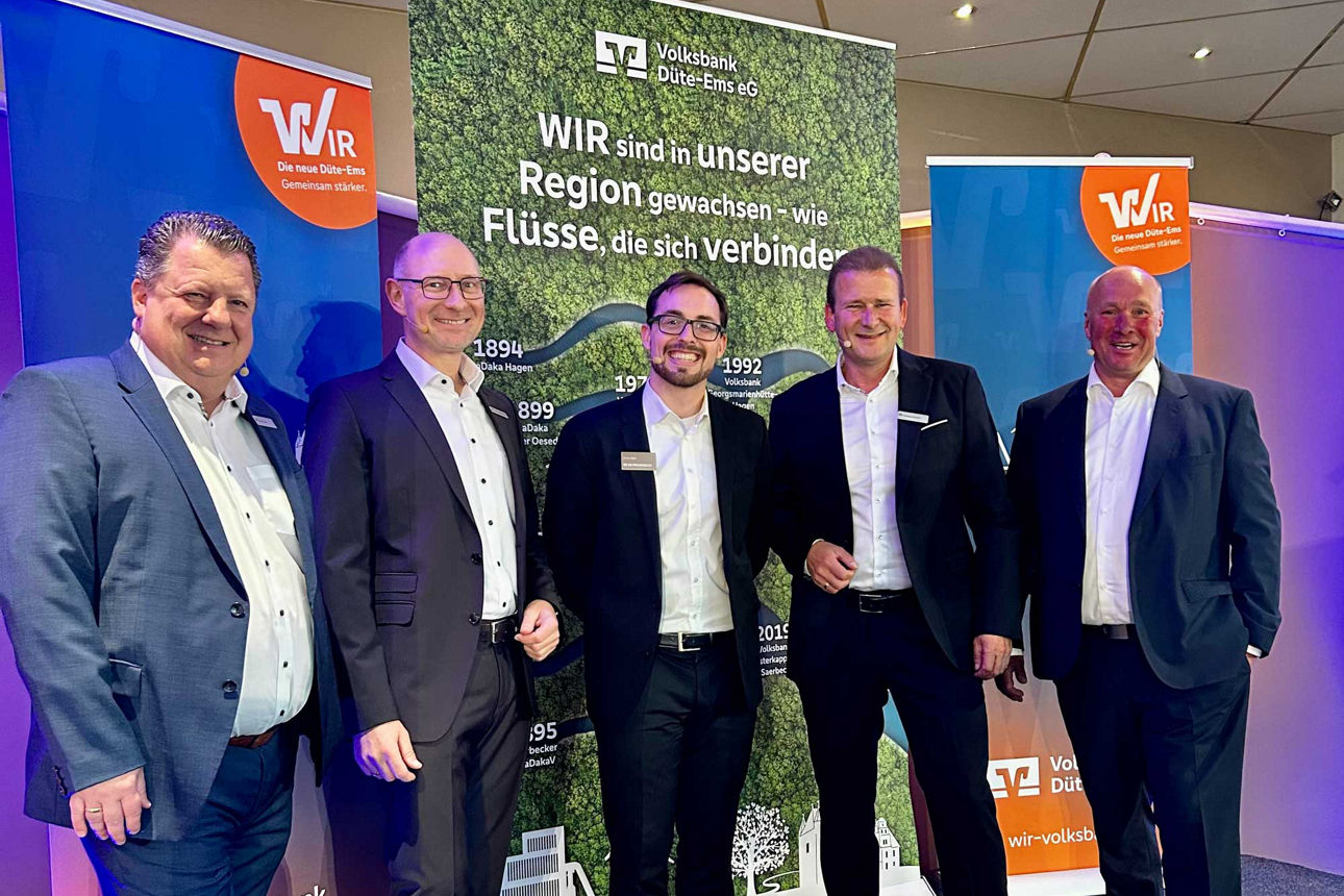 : Onno Onnen, Stephan Blankmann (jeweils Vorstand), Dimo Bart (DZ PRIVATBANK AG), Andreas Schwich (Vorstand) und Carsten Bern
