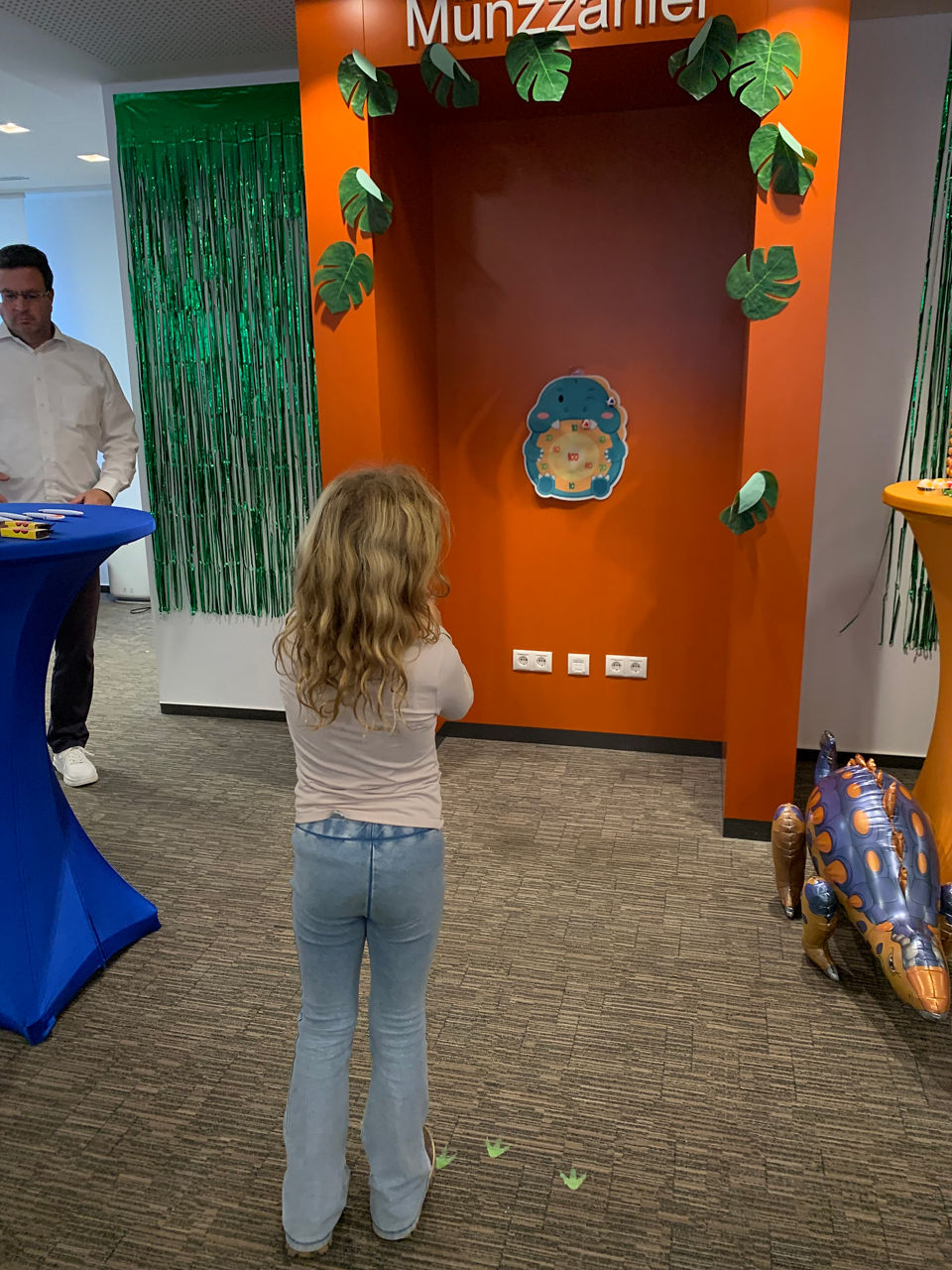 Ein Mädchen schießt mit einer Spielzeugwaffe