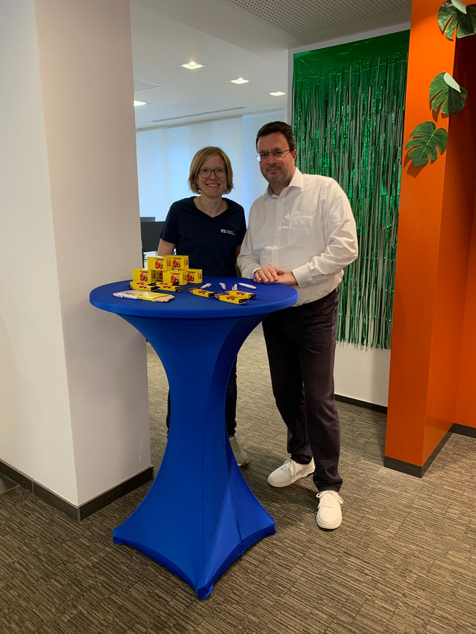 Zwei Personen stehen an einem Tisch