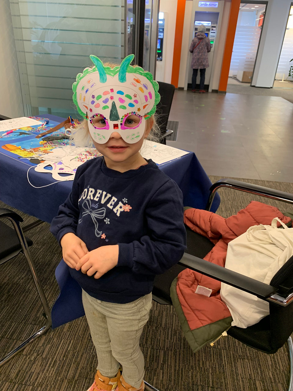 EIn Mädchen mit Maske