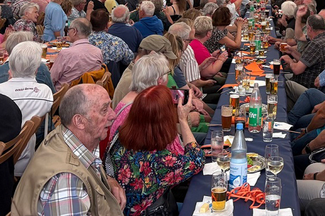 Mitgliederversammlung  2025 - Zelt mit Mitgliedern der Volksbank Emmerich-Rees eG