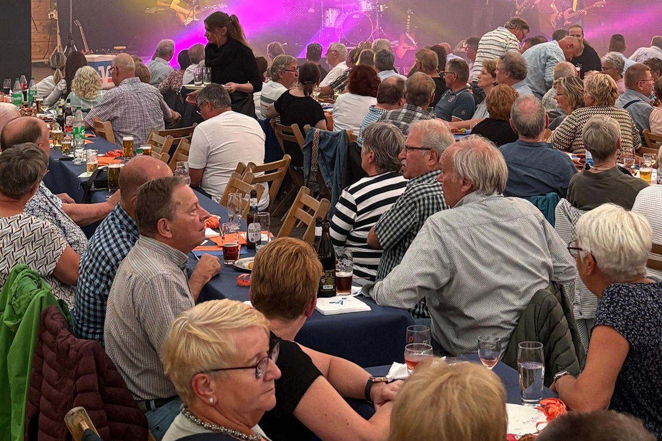 Mitgliederversammlung  2025 - Zuschauer bei Live Musik Band Mariuzz