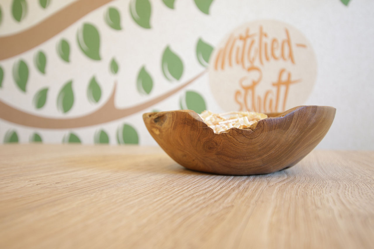 Nussbaumschale auf einem Holztisch