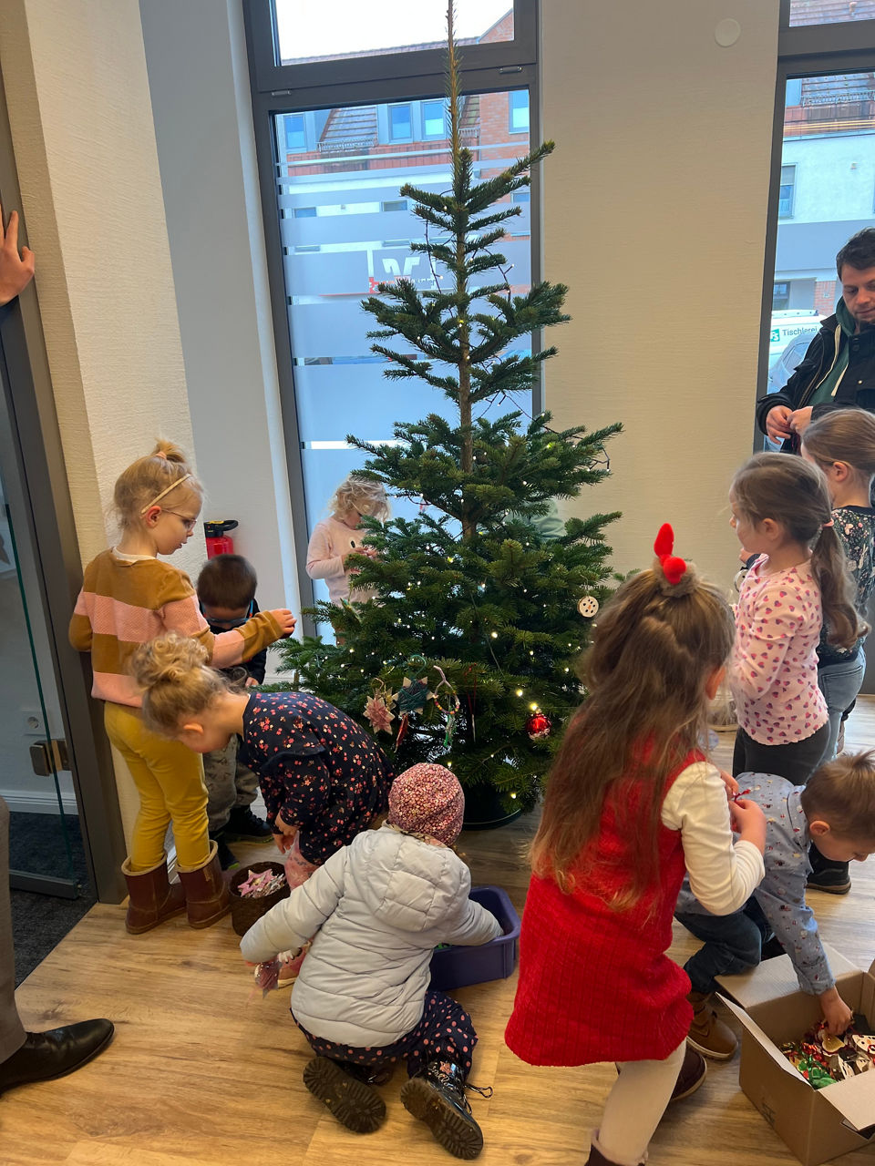 Personen vor einem Weihnachtsbaum