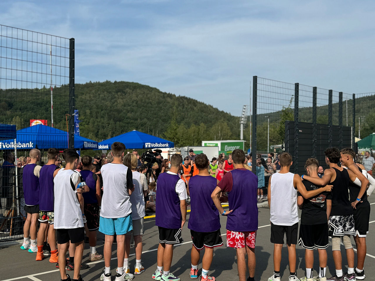 Basketballer warten auf den Turnierstart