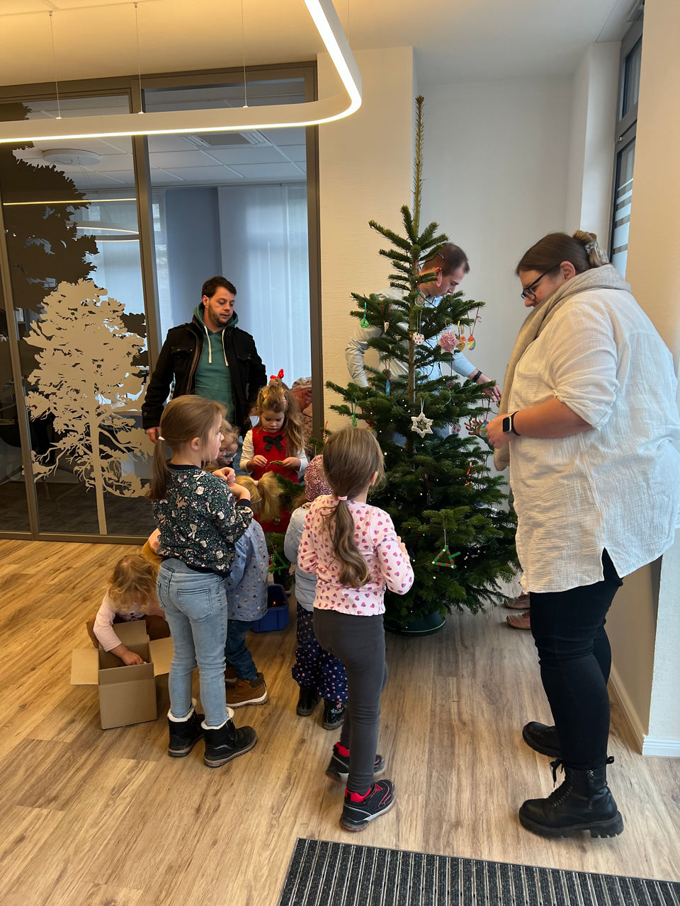 Personen vor einem Weihnachtsbaum