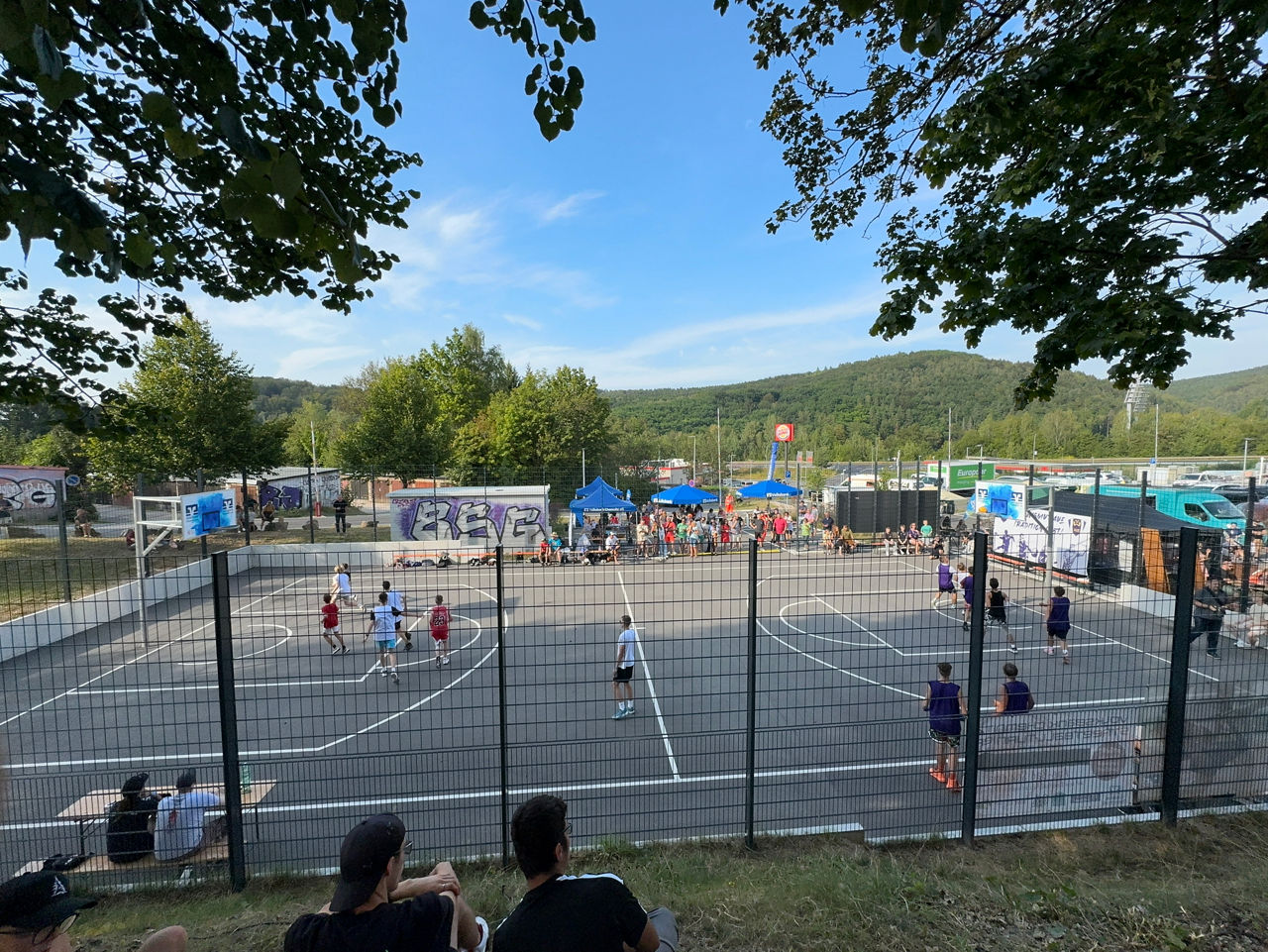 Ansicht auf ein laufenden Basketballturnier