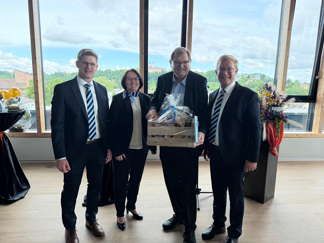 Aktuelle Vorstandschaft Martina Peña, Christian Bumberger und Mark Mühlberger sowie ehemaliger Vorstand Klaus Prähofer bei Eröffnung VR-Quartier