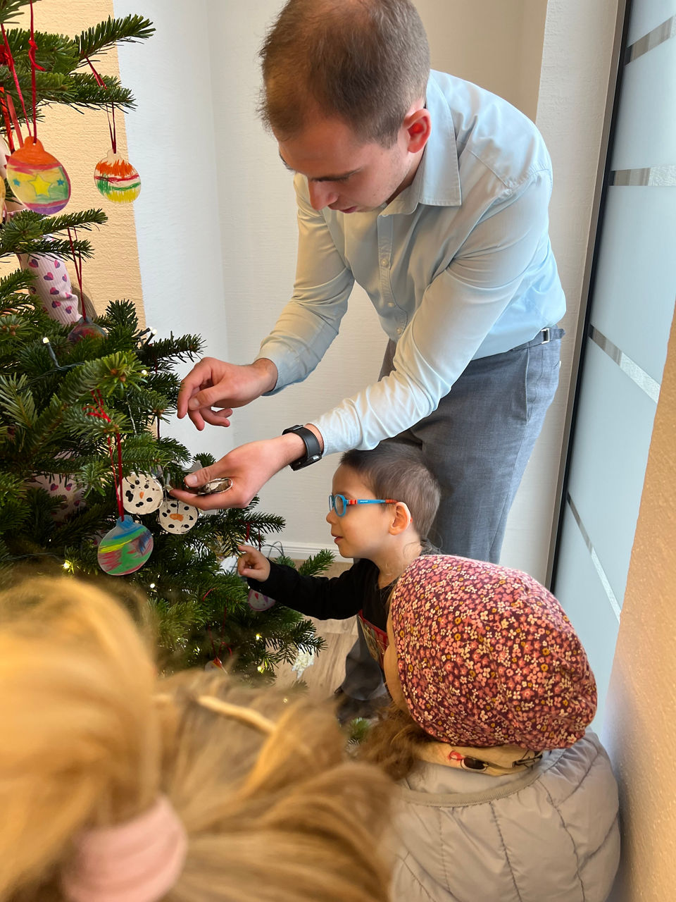 Kinder vor einem Weihnachtsbaum