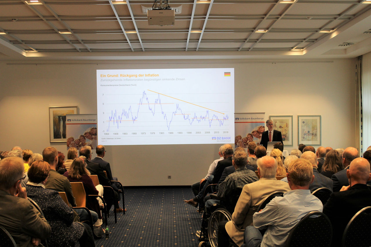 Eine Präsentation in einem Saal und alle sitzen