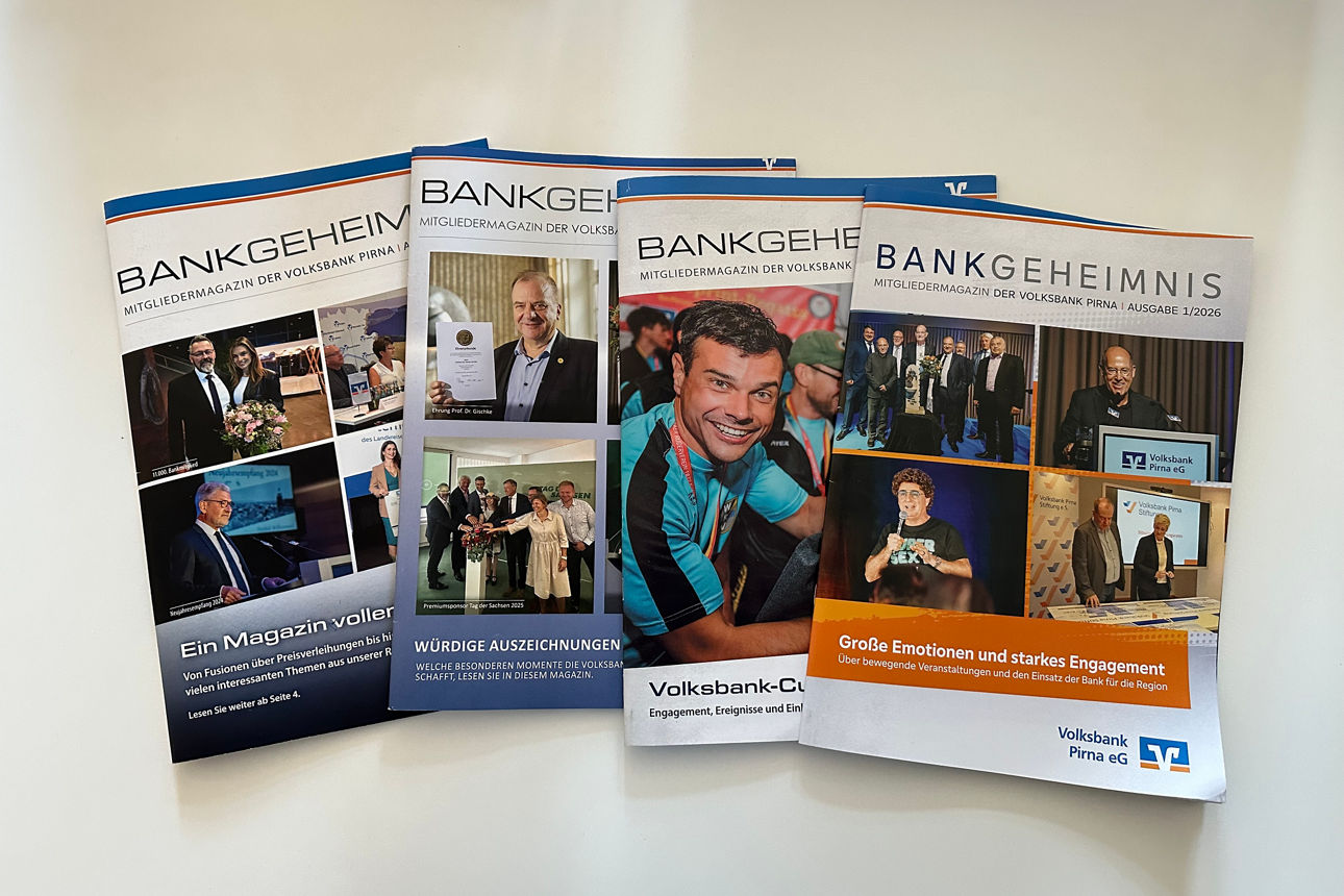 Vier Ausgaben des Mitgliedermagazins auf einem Tisch