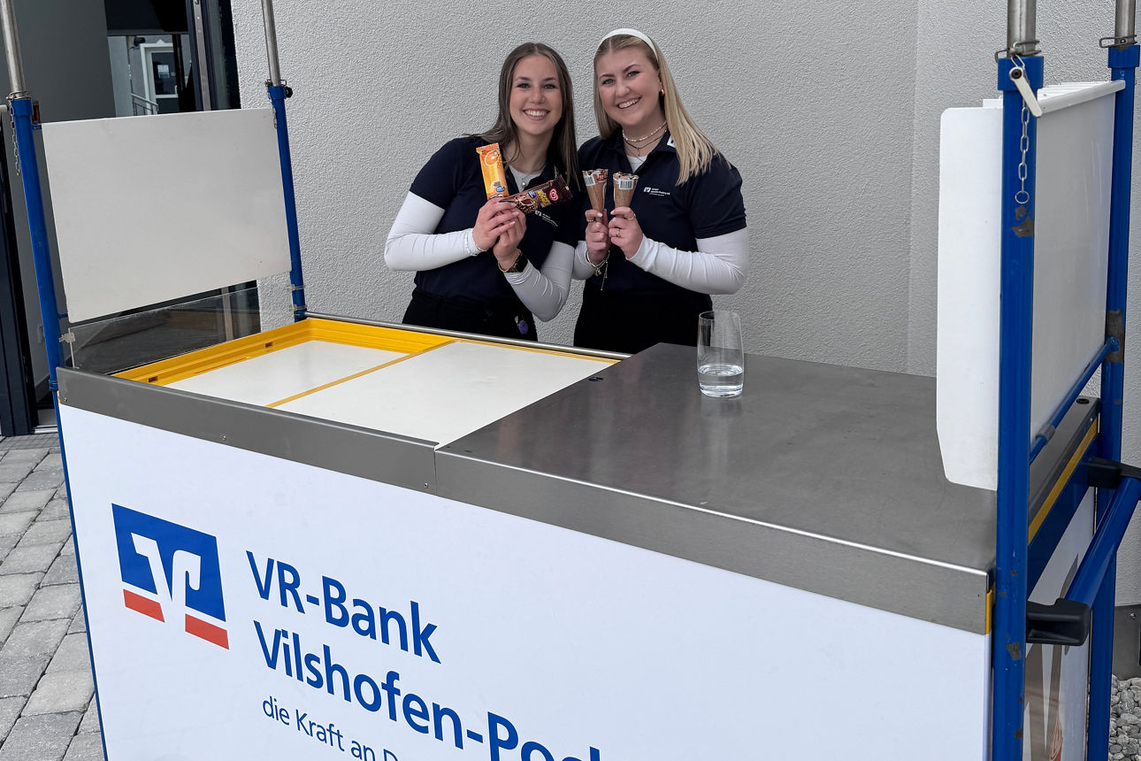 Zwei Mitarbeiterinnen der VR-Bank Vilshofen-Pocking eG am Eisstand mit Eis in der Hand